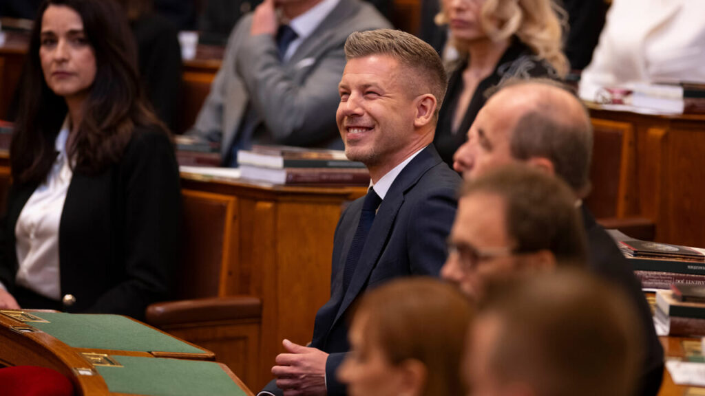 Peter Magyar swears in and takes Orban's place. The first words of the new Hungarian prime minister: "I will not reign but I will serve the country"