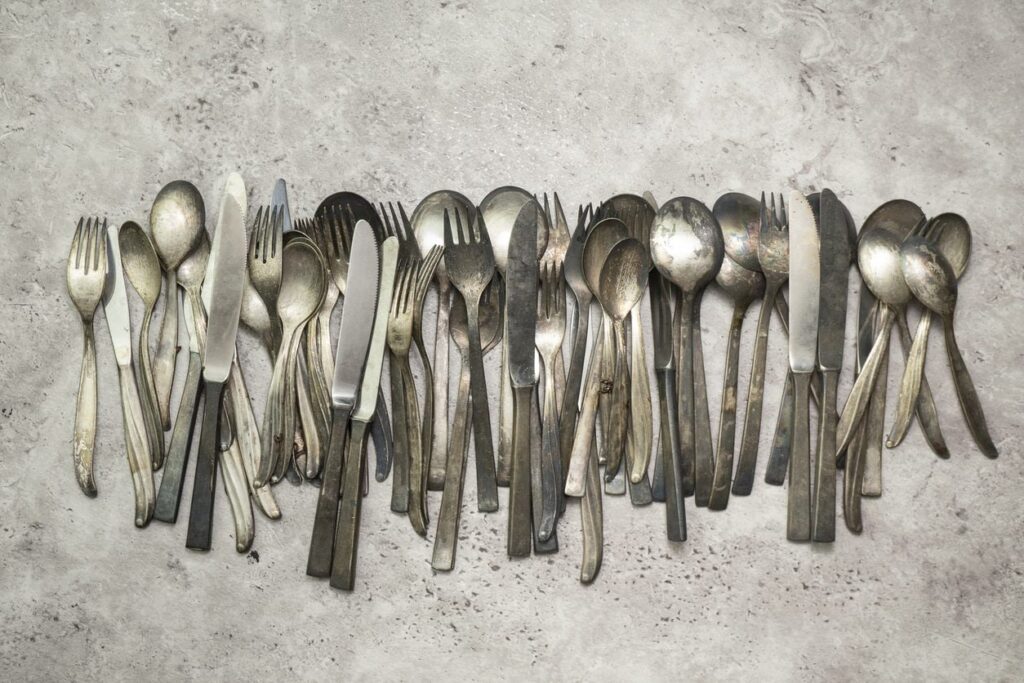 Why stainless steel cutlery rusts in the dishwasher: the effect of salt residues and heat