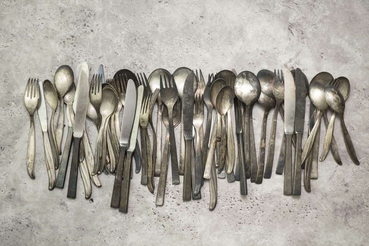 Why stainless steel cutlery rusts in the dishwasher: the effect of salt residues and heat