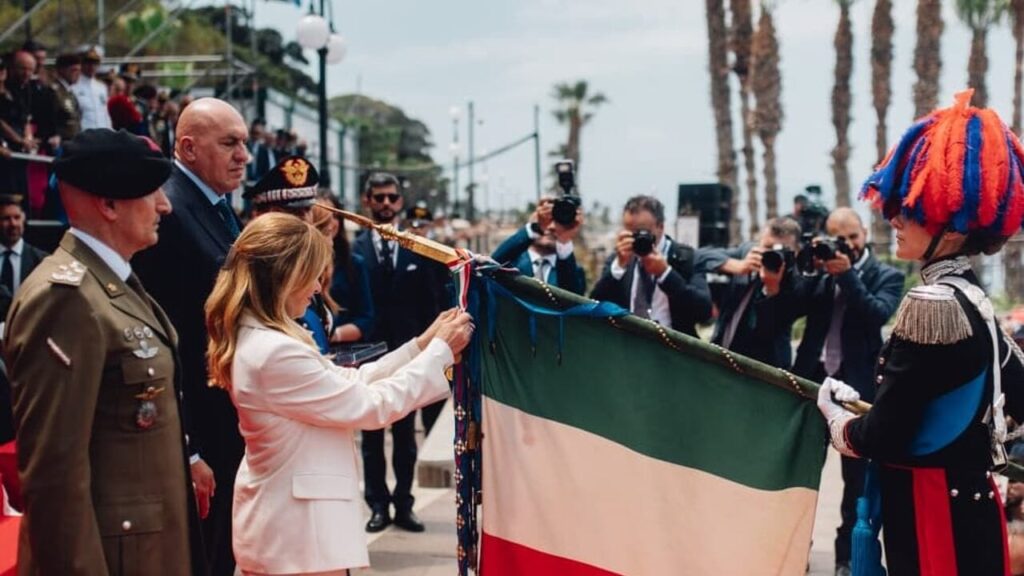 Meloni skips the summit in the Balkans, is at the Carabinieri party: the yellow of the stamps