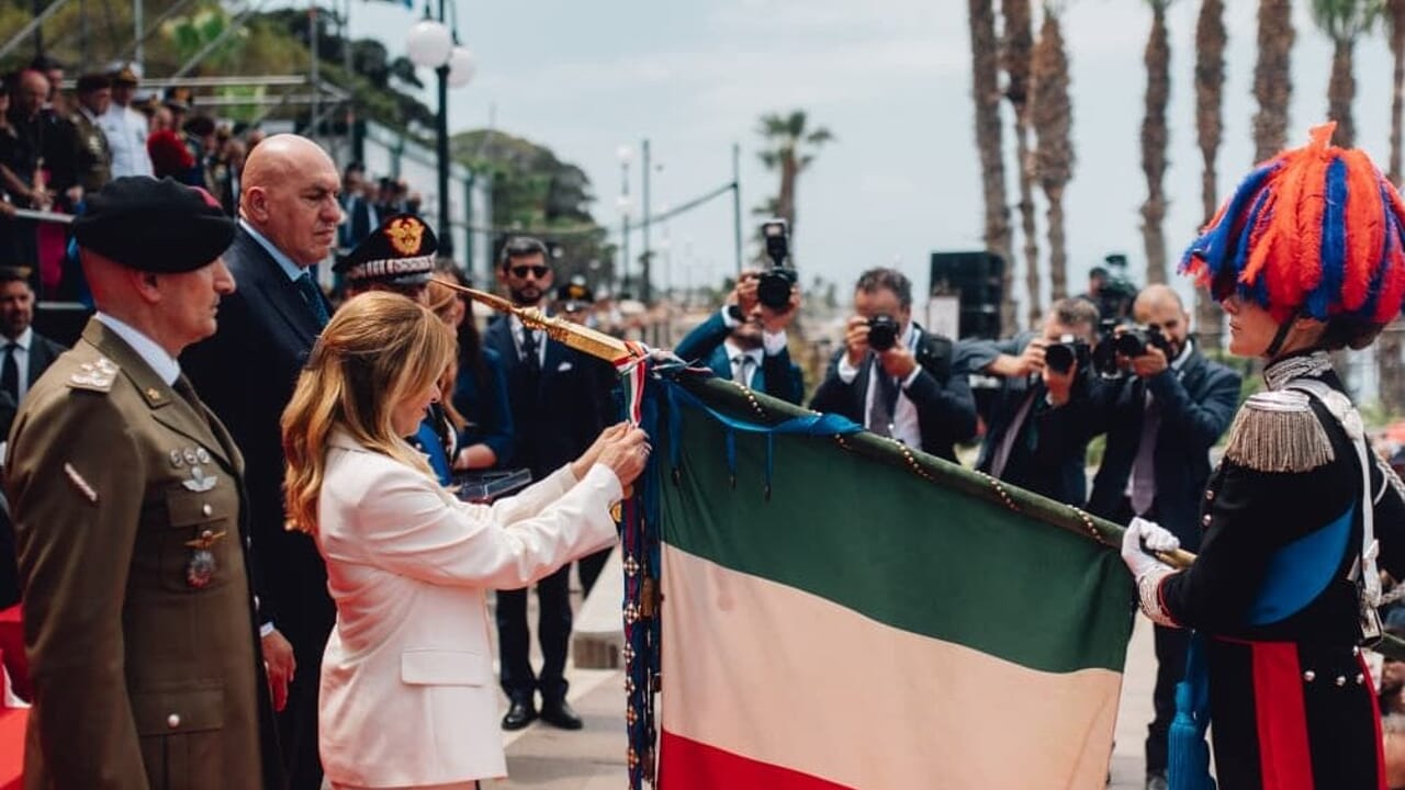 Meloni skips the summit in the Balkans, is at the Carabinieri party: the yellow of the stamps