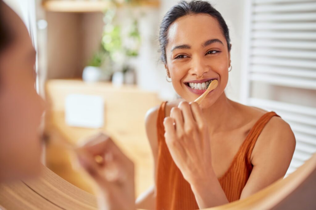 Brushing your teeth before or after breakfast is not decisive, but according to the ADA we must clean them at least twice a day