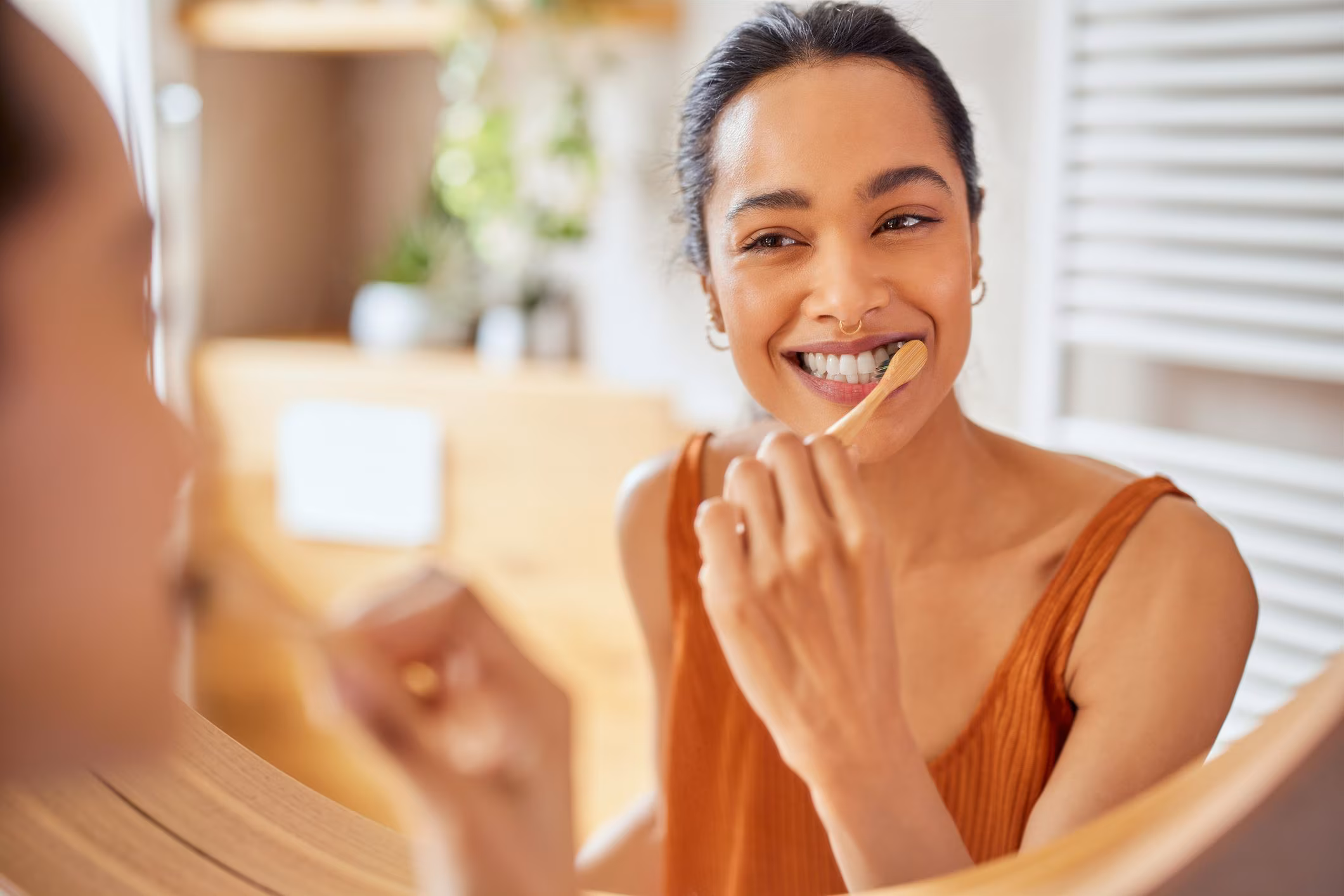 Brushing your teeth before or after breakfast is not decisive, but according to the ADA we must clean them at least twice a day