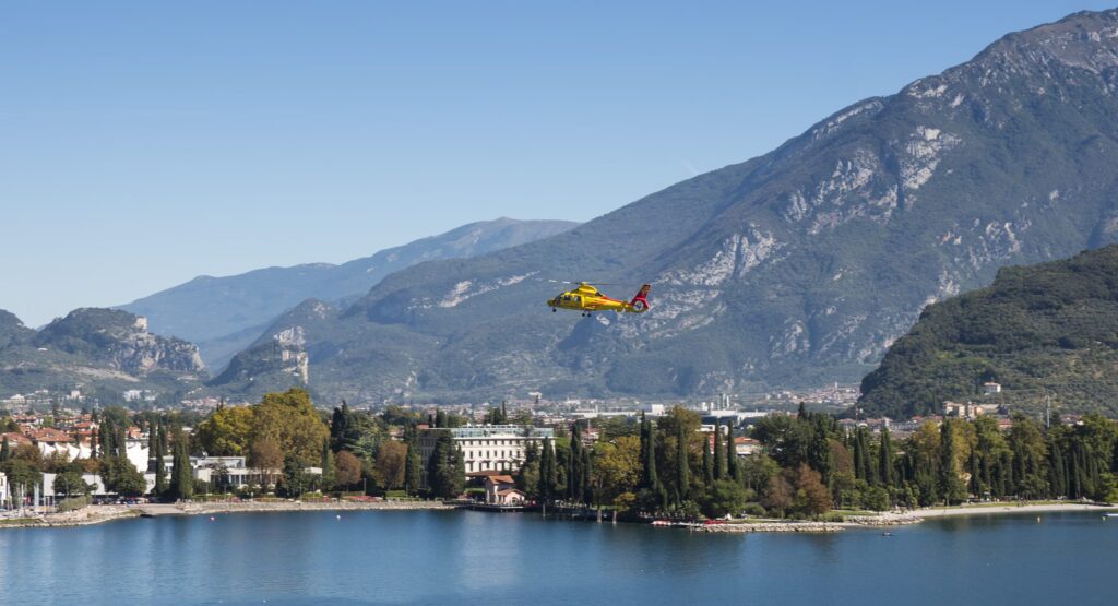 Helicopter crashes near Lake Maggiore, in Lesa, rescued on site: one dead and three injured