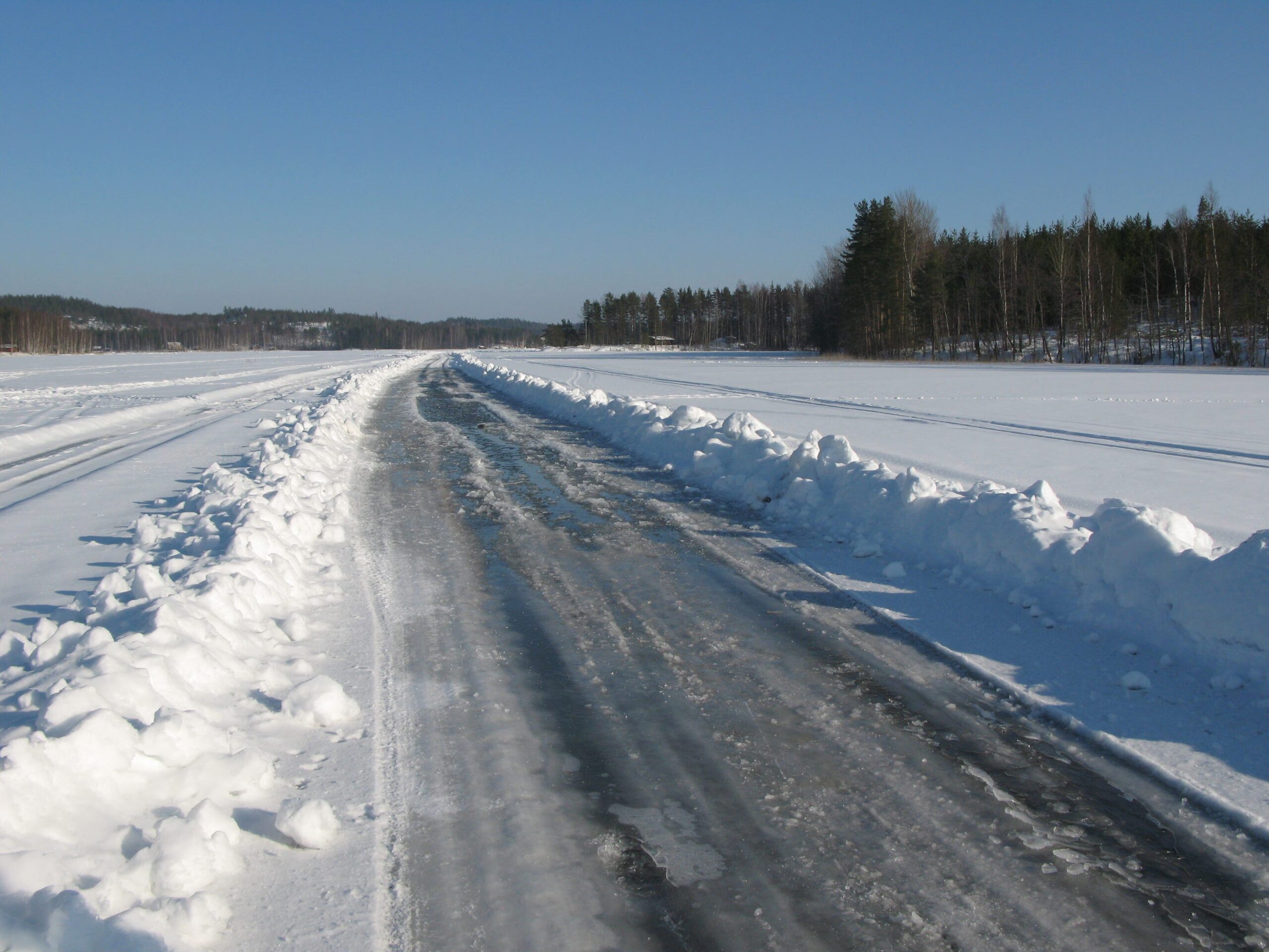 There is an ice highway in Canada up to 600 km long built over rivers and lakes: what is it for?
