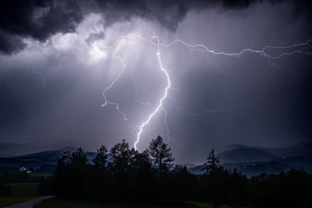 From extreme heat to intense thunderstorms: why winds above 100 km/h are expected and what is the radiator effect