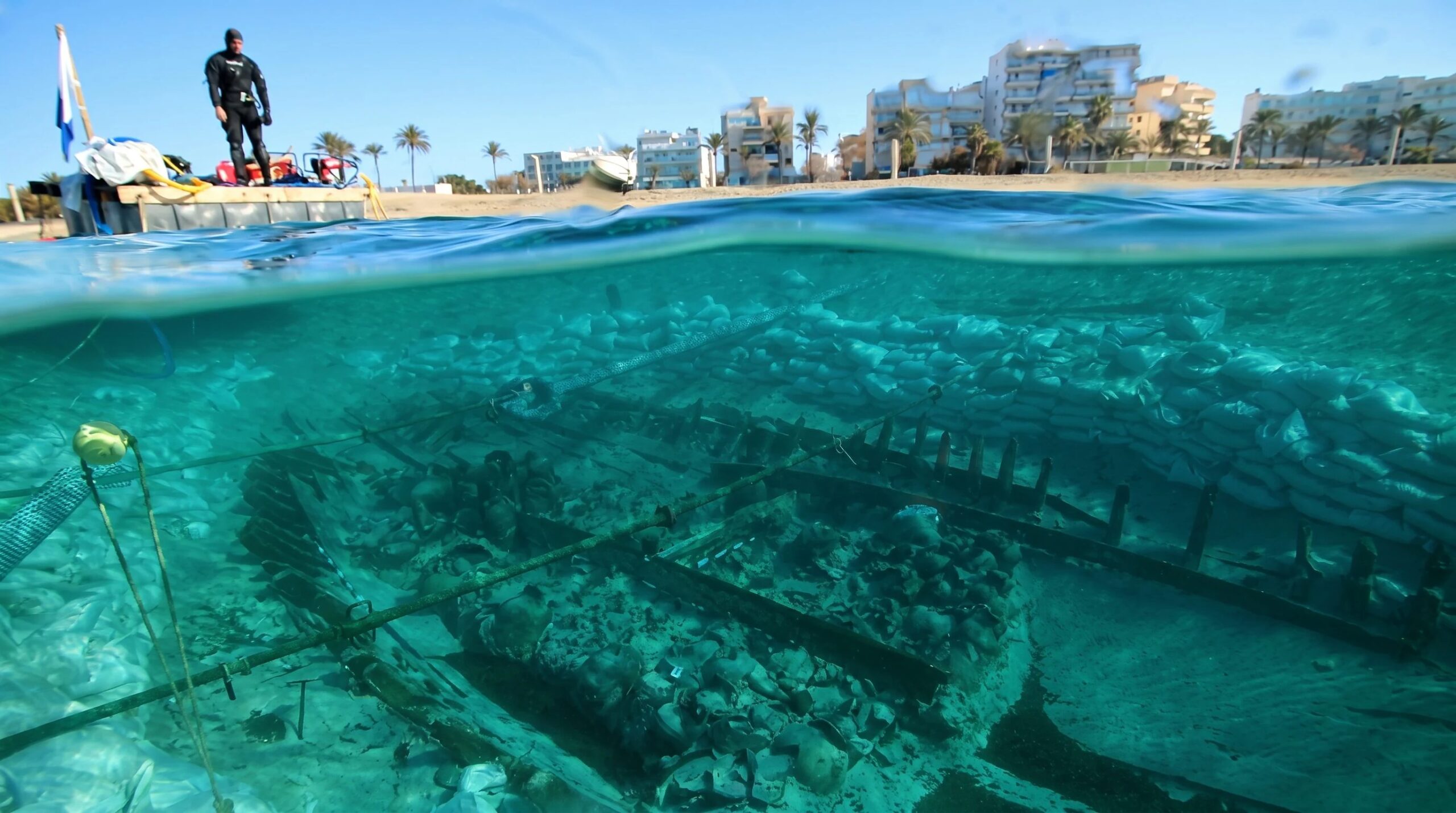 The wreck of a 1,700-year-old Roman ship brought to light: amphorae and ancient tools found