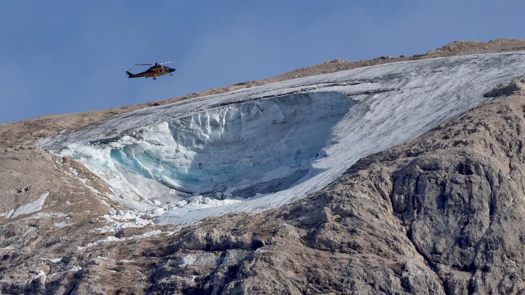 Collapse of Marmolada, a glacier already fragile at the time of detachment due to climate change