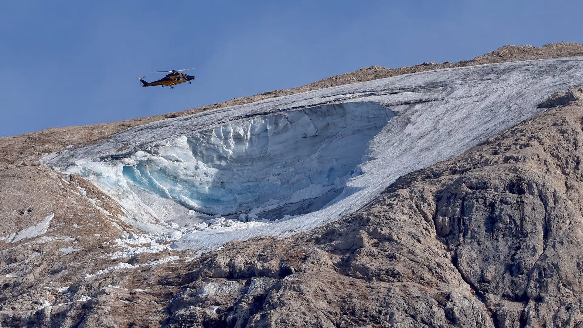 Collapse of Marmolada, a glacier already fragile at the time of detachment due to climate change