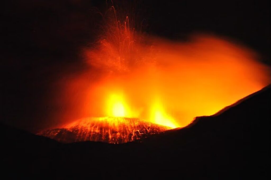 New Etna eruption, ash cloud up to 4,500 m: alert and blockades at Catania airport