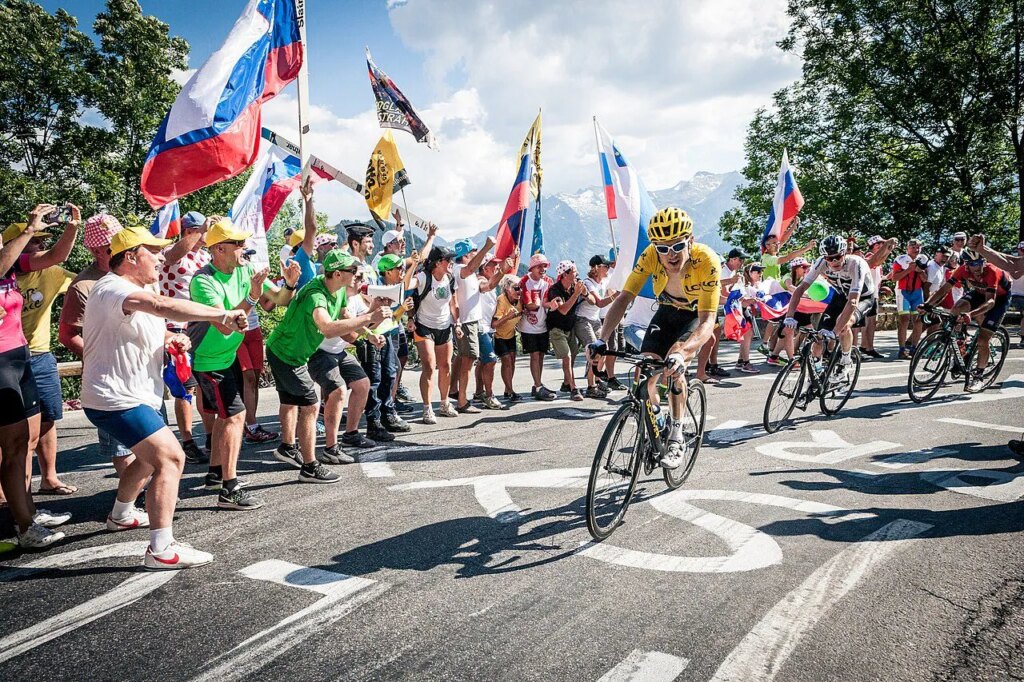 Why lighter cyclists win uphill: according to science it depends on the weight/power ratio