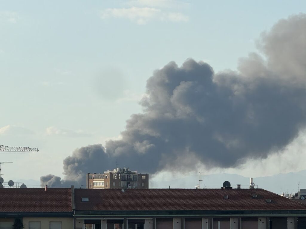 Fire at the “L'Agricola” farmhouse in Lainate, Milan: black smoke visible for kilometers