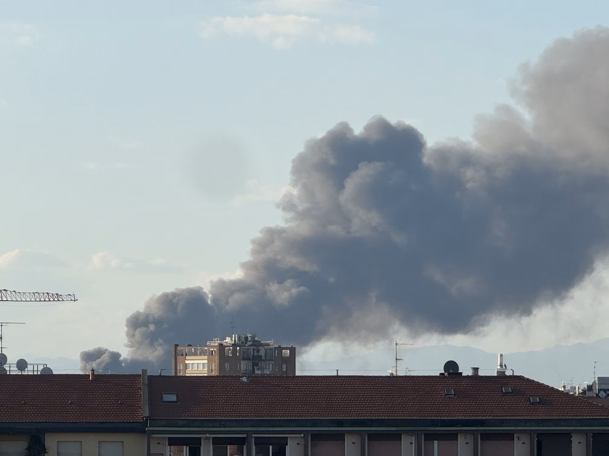 Fire at the “L'Agricola” farmhouse in Lainate, Milan: black smoke visible for kilometers