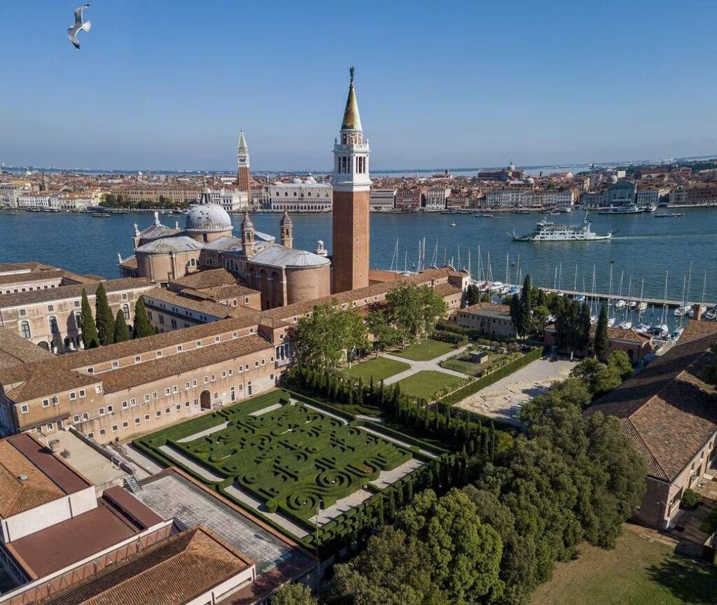 On an island in Venice, Borges' labyrinth reopens with 3200 plants: the history and its meaning