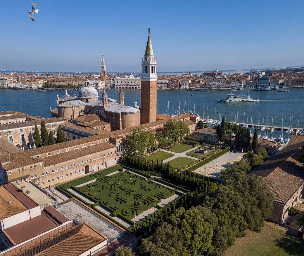 On an island in Venice, Borges' labyrinth reopens with 3200 plants: the history and its meaning