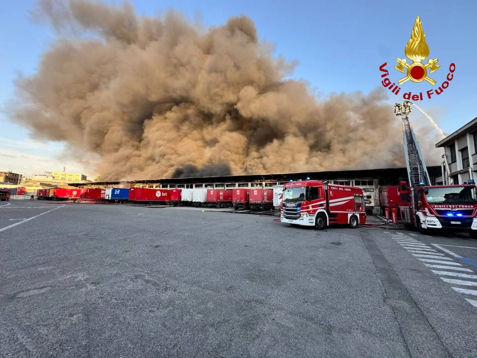 The fire at the BRT depot in Milan has been put out: ARPA data on pollutants in the air and possible causes