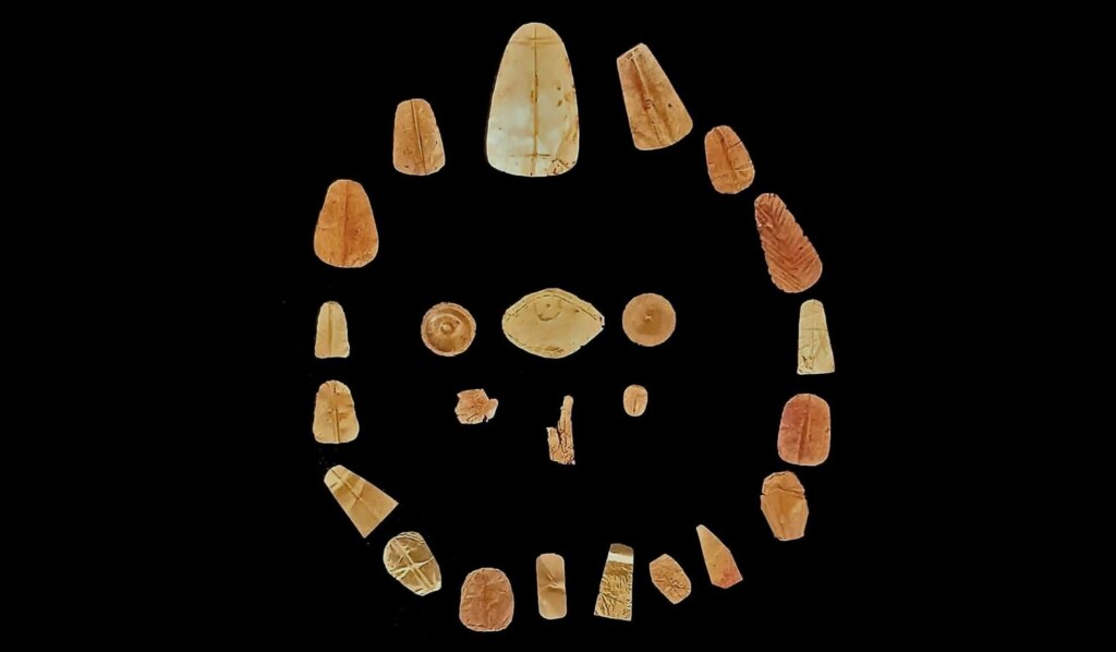 18 tombs from the Ptolemaic and Roman periods discovered in Egypt: a sarcophagus of 2.5m gold tongues found