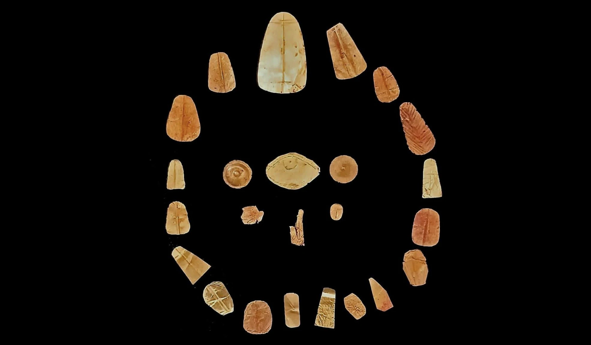18 tombs from the Ptolemaic and Roman periods discovered in Egypt: a sarcophagus of 2.5m gold tongues found