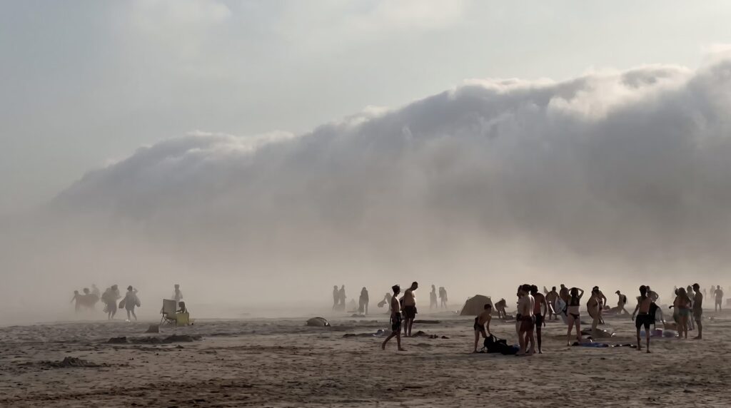 “Tsunami cloud” on a beach in France: the roll cloud was formed due to Enbata