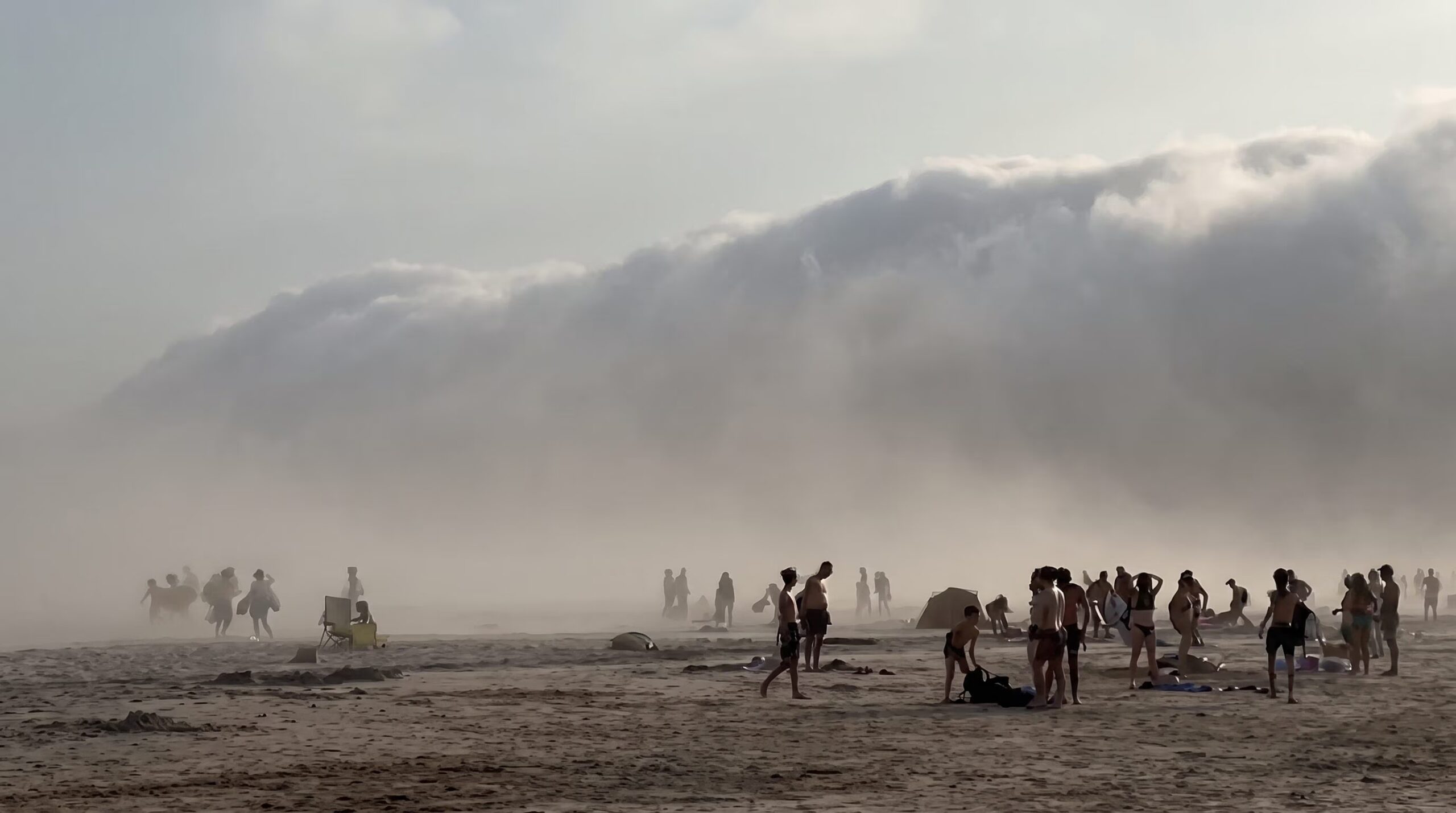 “Tsunami cloud” on a beach in France: the roll cloud was formed due to Enbata