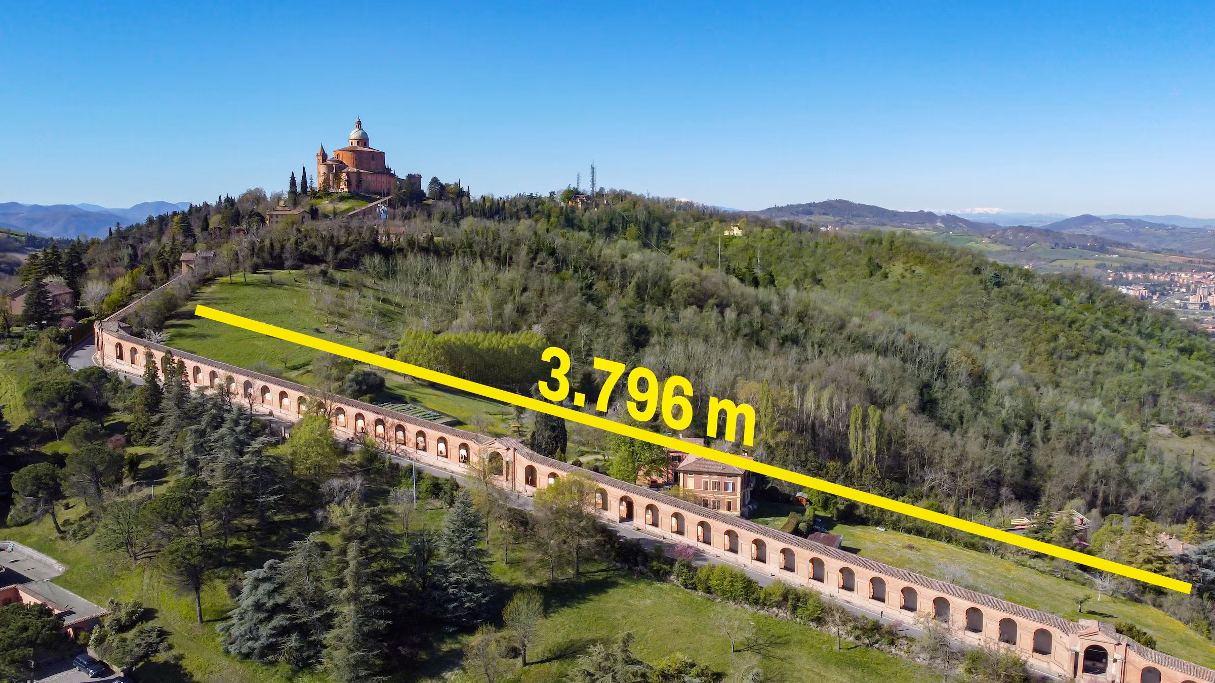 The longest portico in the world is in Italy: 3,796m long and 666 arches, the story of San Luca
