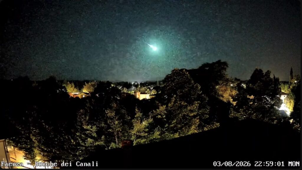 Sightings in the sky from different parts of Italy: a bright fireball and the trail of Starlink satellites
