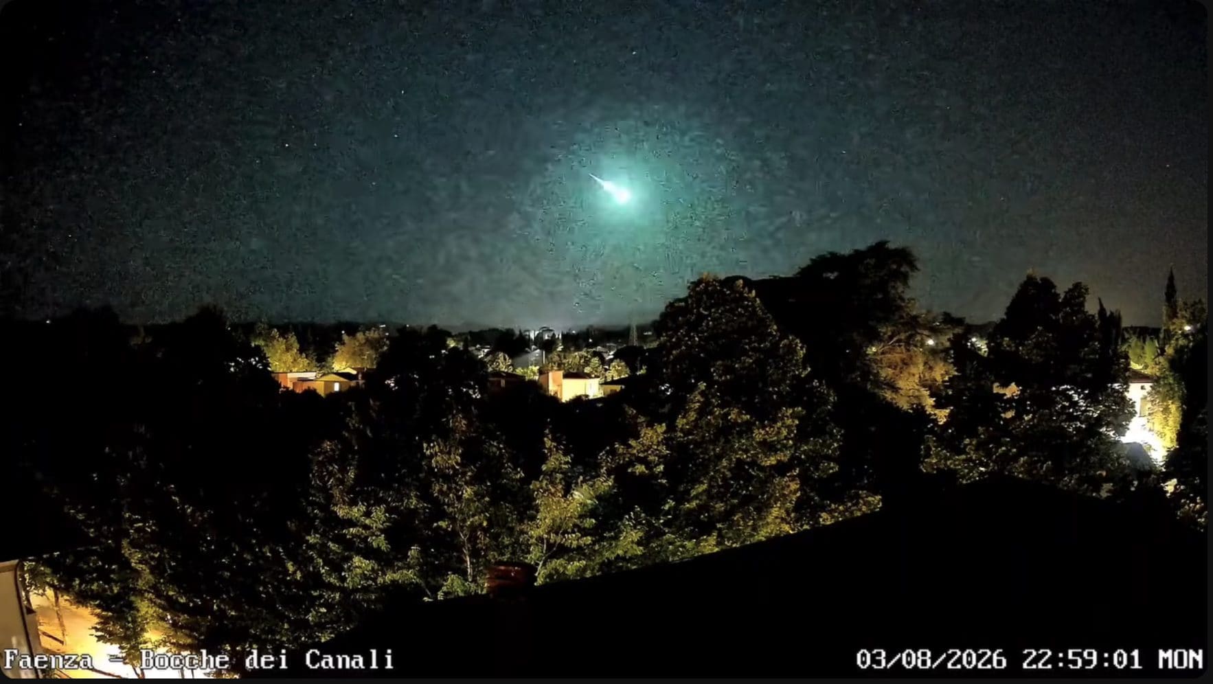 Sightings in the sky from different parts of Italy: a bright fireball and the trail of Starlink satellites