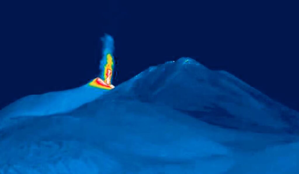 New eruption of Etna with lava fountains and ash cloud, temporary stop to flights to Catania