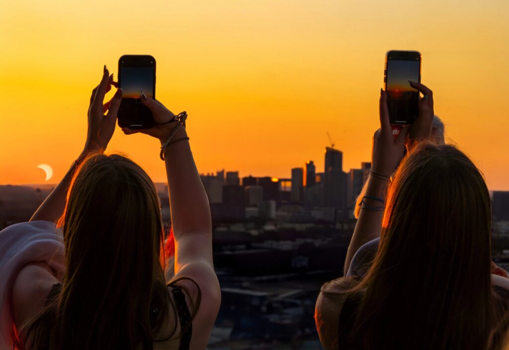 How to photograph the solar eclipse of August 12, 2026 with a smartphone without ruining the camera: filters