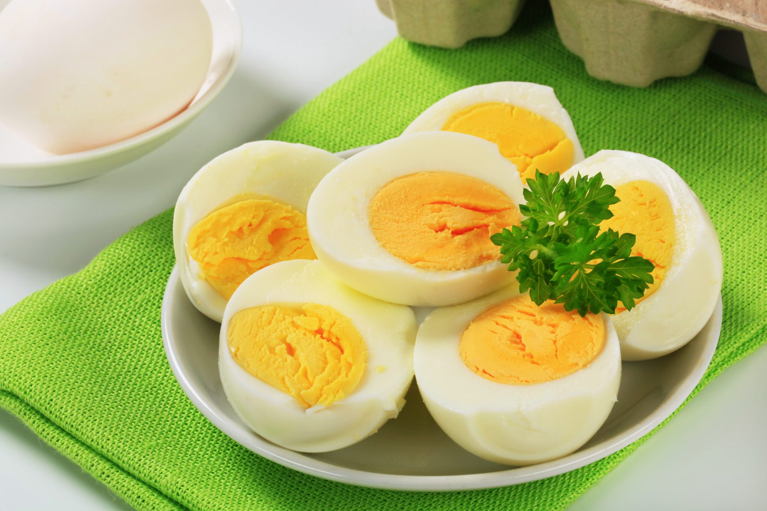 Why eggs become "boiled" when we cook them: it is a chemical process that transforms proteins