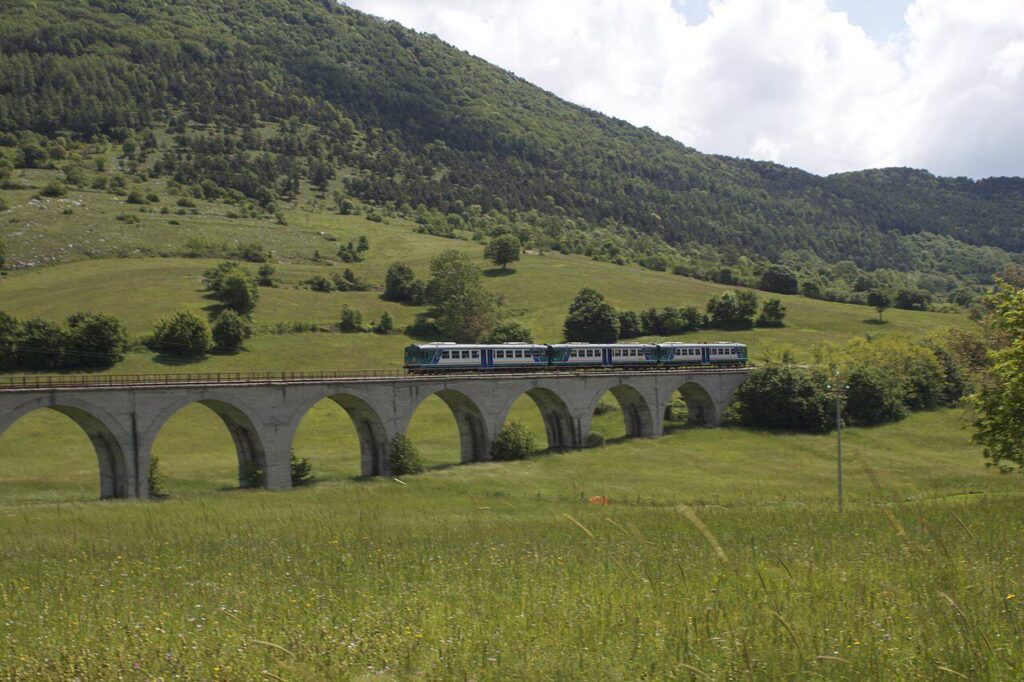 Railway of the Parks, the 118 km long "Trans-Siberian of Abruzzo" between villages and landscapes: route and stages