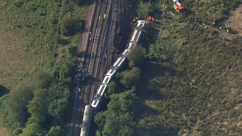 Train derailed in Lewes, England, with 3 carriages overturned and 20 injured: hypotheses on causes and heat