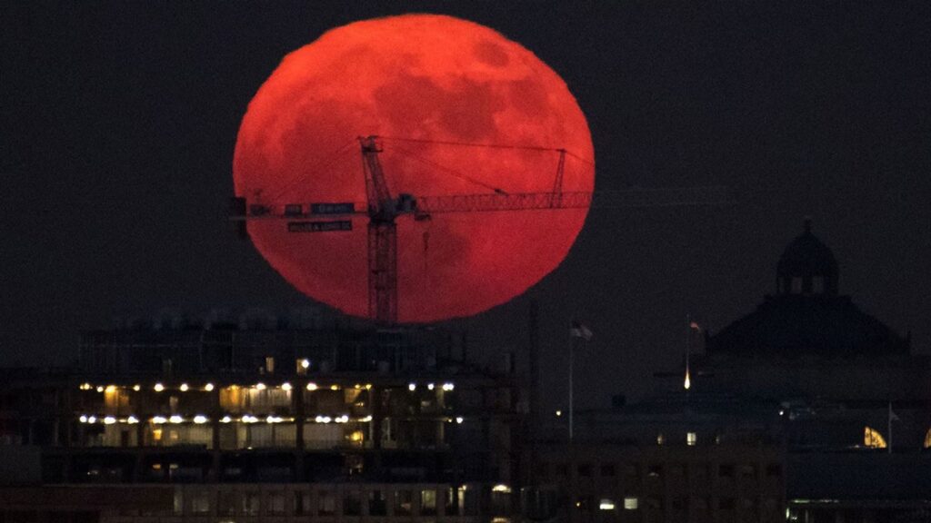 Why the Moon turns red during a lunar eclipse and when it happens: It's the Rayleigh optical phenomenon