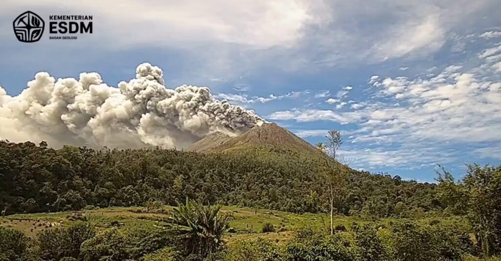 The Sinabung volcano, in Indonesia, erupts after 5 years: column of ash up to 3,500m high