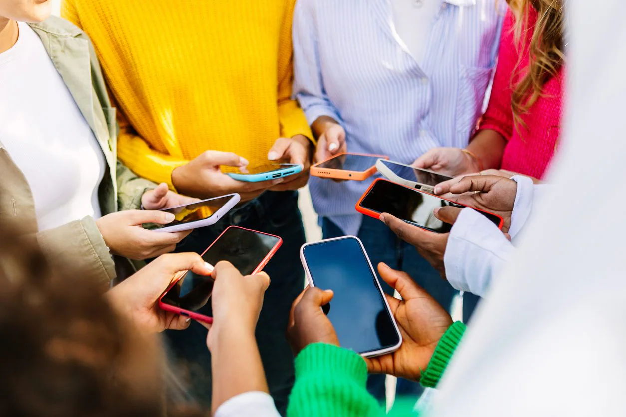 The EU approves the Kids Act, what it is and how access to AI social networks and chatbots changes for under 13 and 15 year olds