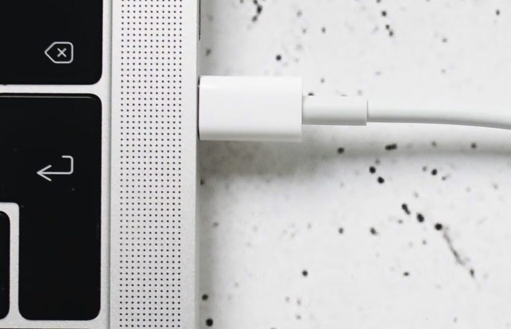From exposed cables to overheating, the 5 signs to understand if your PC charger is breaking