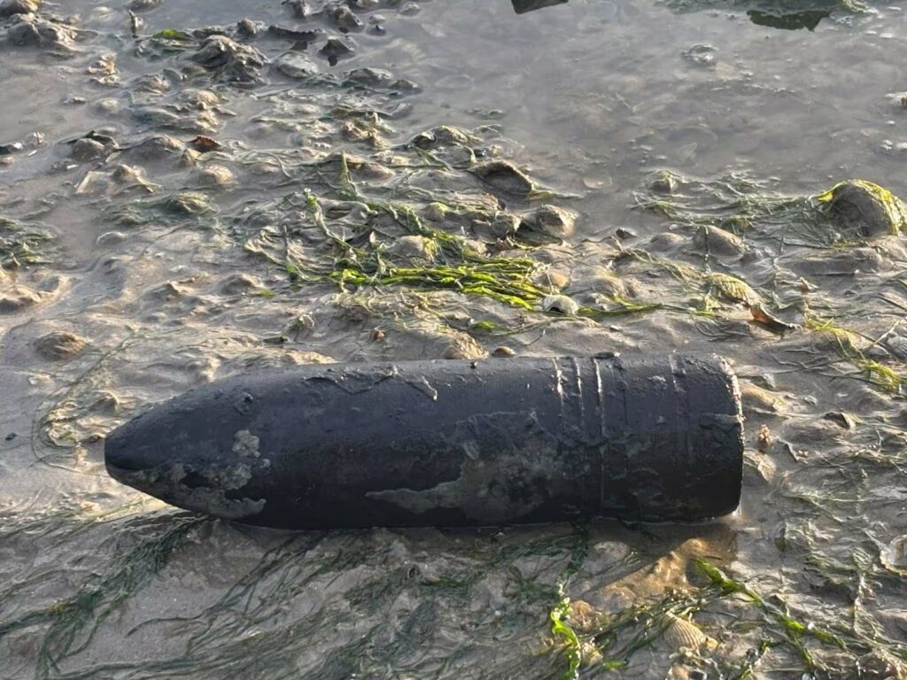 A bullet from the Second World War re-emerges from the sea in England: it is intact and measures 15cm
