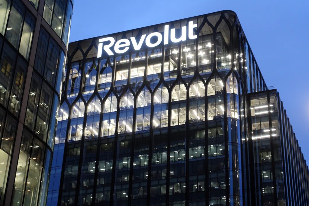 Hacker attack on Revolut, the data of 680 customers for sale on the dark web: at least 15 are Italian