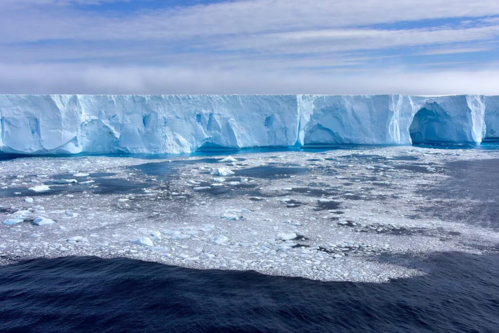 Greenland and Antarctica have lost 11,309 billion tons of ice in less than 50 years