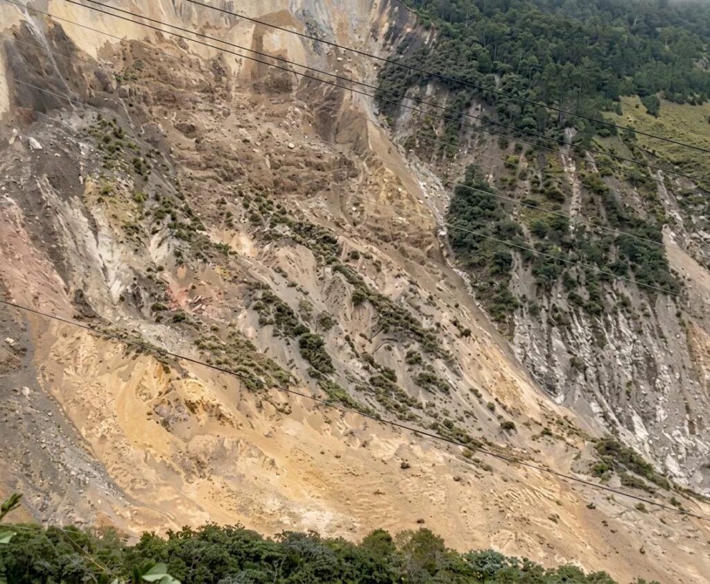 What is happening in Nepal with the landslide on the Kali Gandaki river and avalanche on Mount Himlung Himal