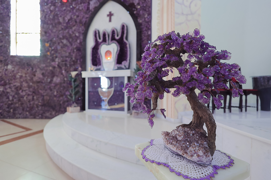 Amethyst ornaments inside the church. Credtis: Turismo em Ametista do Sul.