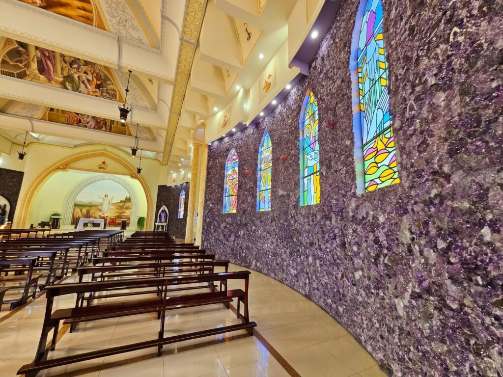 In Brazil there is a church covered in over 40 tons of purple amethysts: why so many?