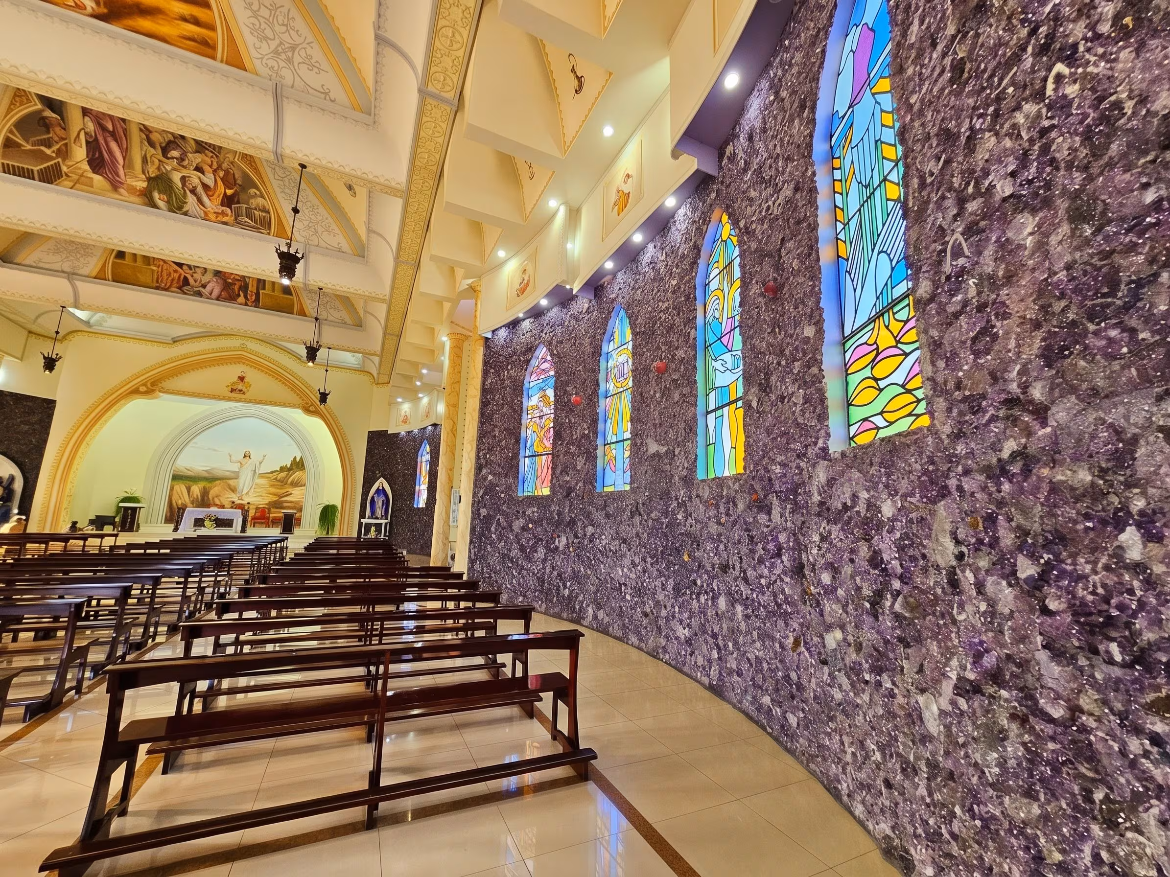 In Brazil there is a church covered in over 40 tons of purple amethysts: why so many?