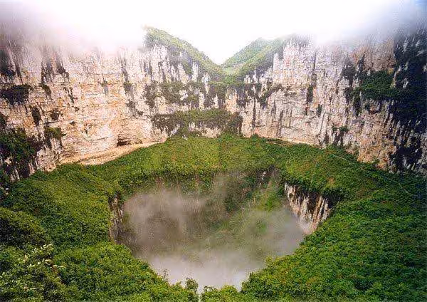 The deepest sinkhole in the world is in China: Xiaozhai Tiankeng the chasm that descends 662 meters