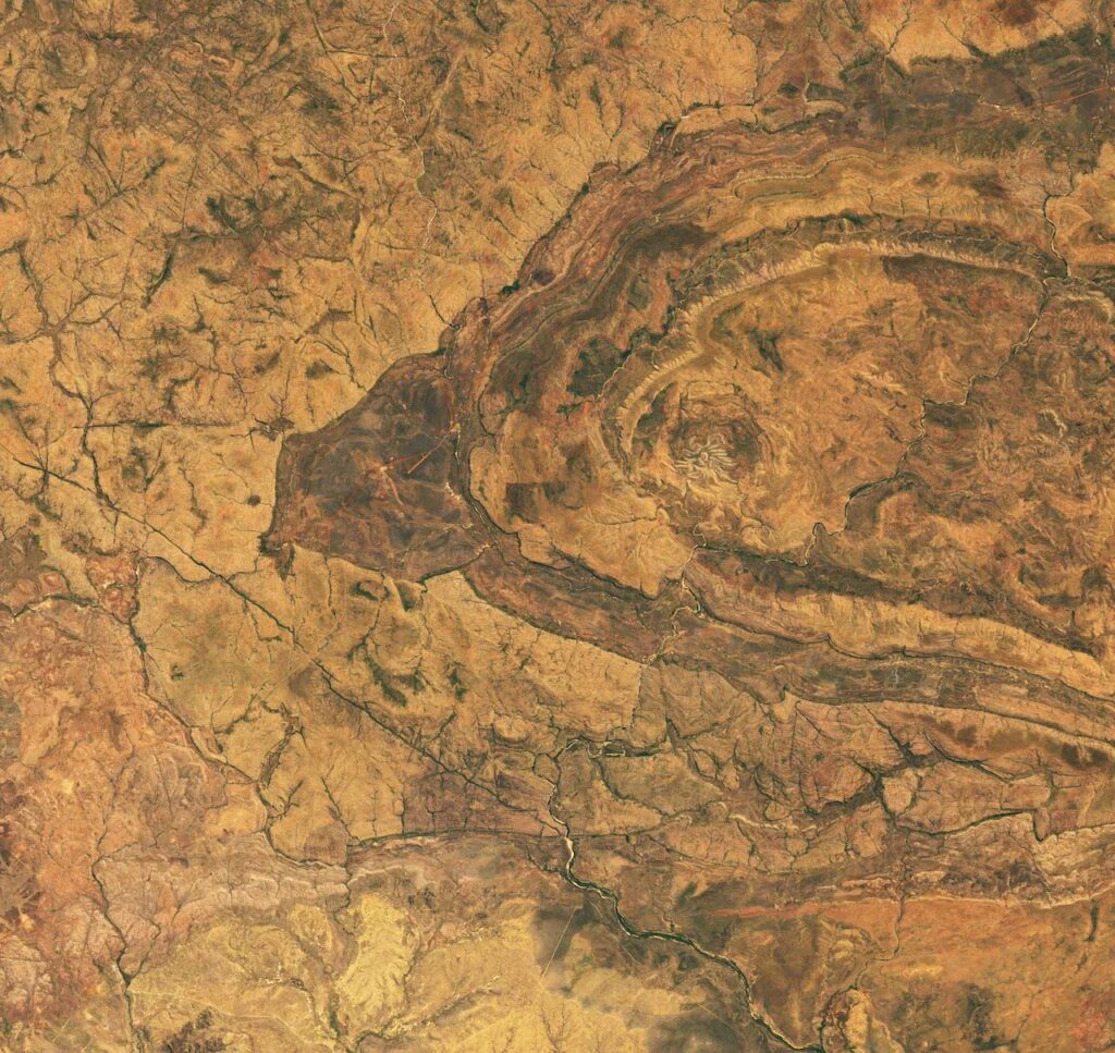 NASA photographed Spider Crater, a spider-shaped crater in Australia: it has a diameter of 4 km