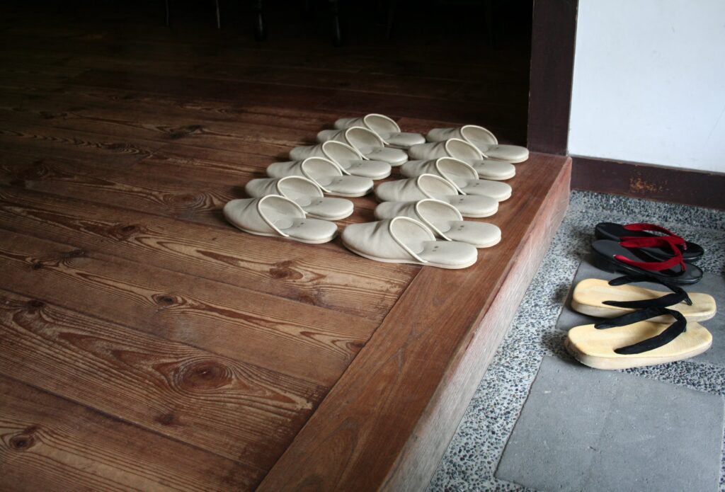 Because in Japan you take off your shoes when entering the house: a hygiene rule, but also a cultural ritual