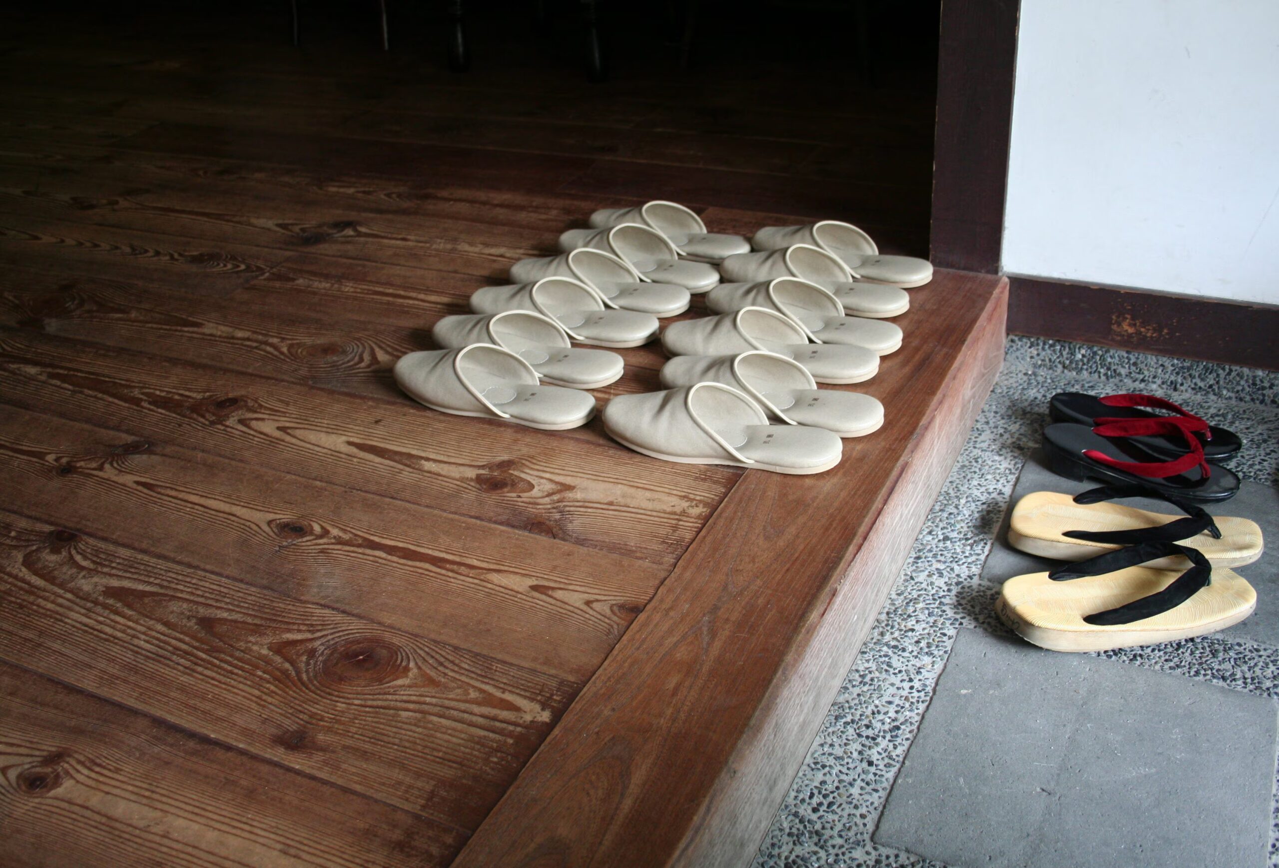 Because in Japan you take off your shoes when entering the house: a hygiene rule, but also a cultural ritual