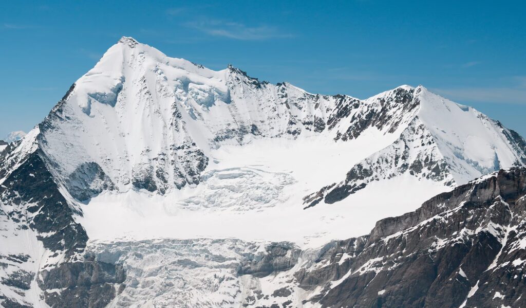 A 250 thousand ton block of ice looms over Randa: what's happening in Switzerland