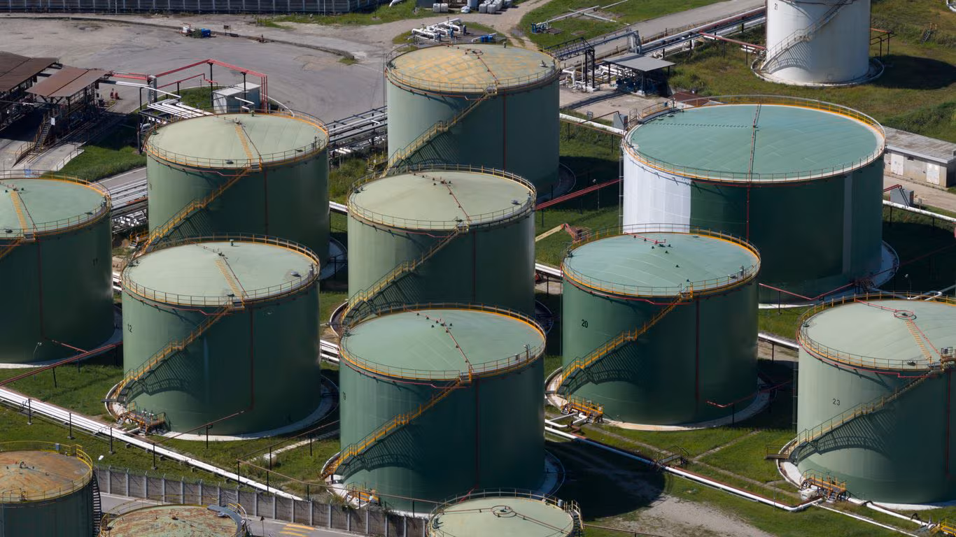 Twelve EU countries unlock oil reserves: 42.6 million barrels on the market by 2027